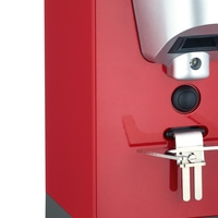 Rote Kaffeemaschine mit silbernen Details und schwarzem Knopf. Nahaufnahme.