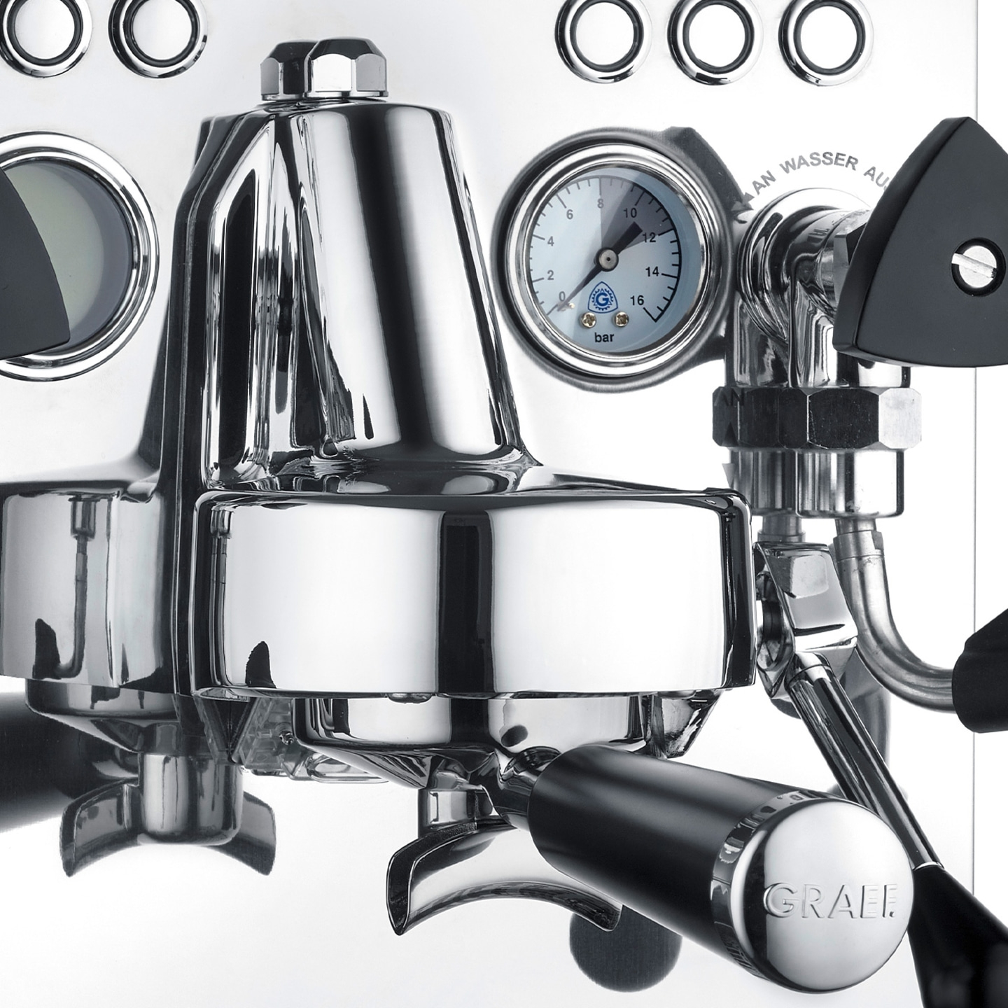 Nahaufnahme einer glänzenden Espressomaschine mit Manometer und GRAEF-Logo.