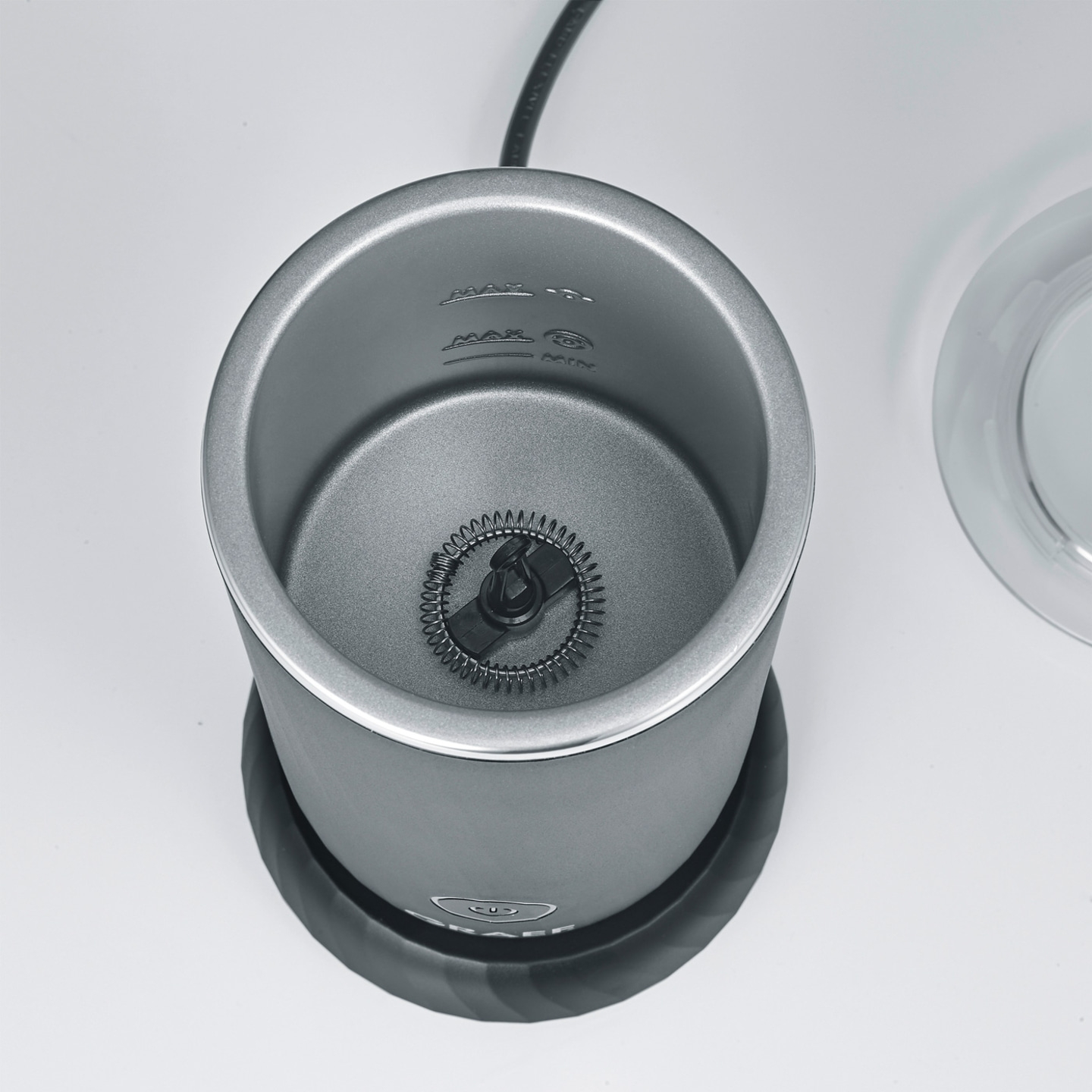 Milchaufschäumer, grau, mit Quirl und Messmarkierungen, auf weißem Hintergrund