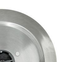 Nahaufnahme einer silbernen Metallplatte mit einem Loch und einem schwarzen Teil.