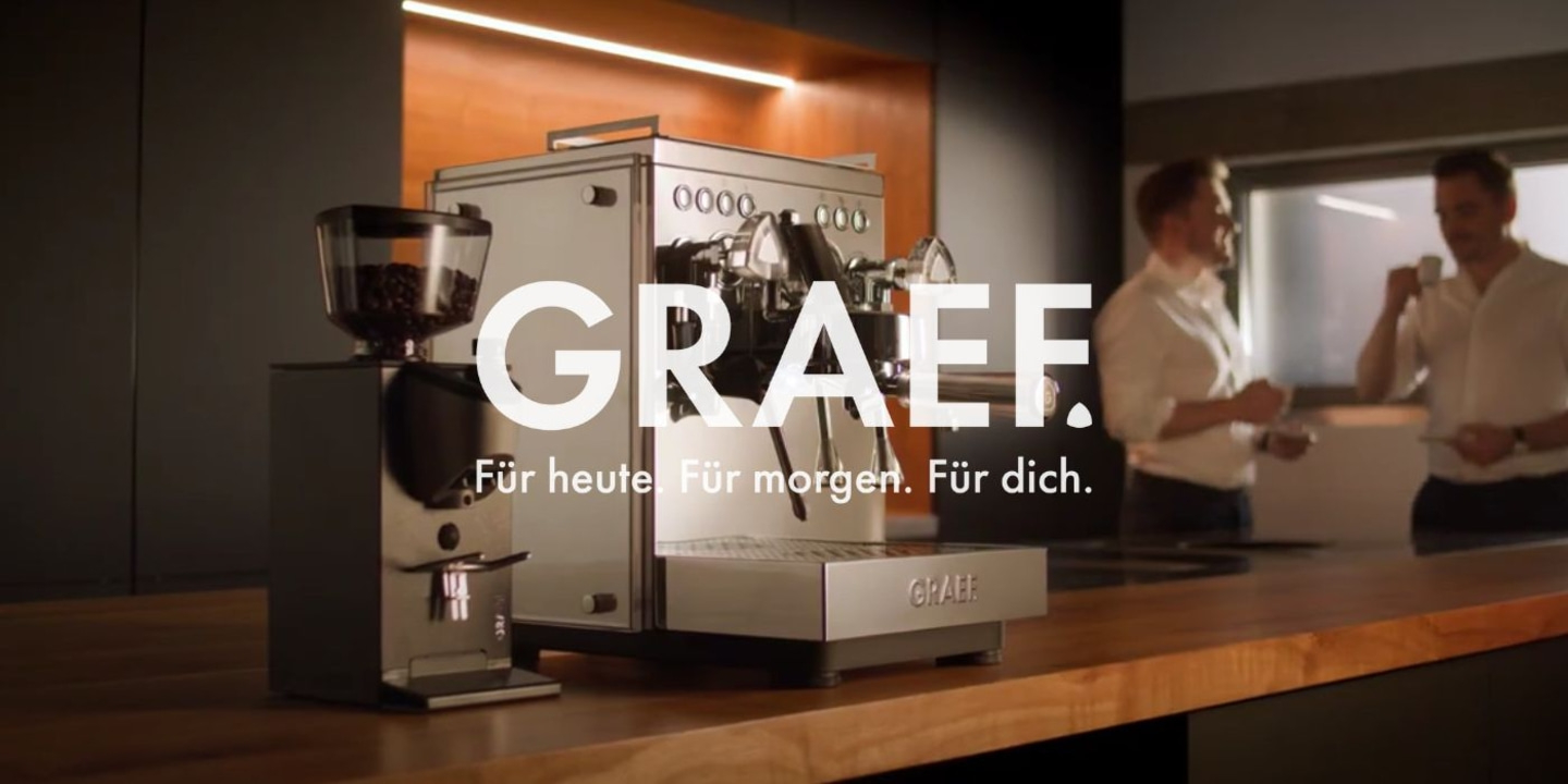 GRAEF Kaffeemaschine mit zwei Männern, die Kaffee trinken, in einer Küche