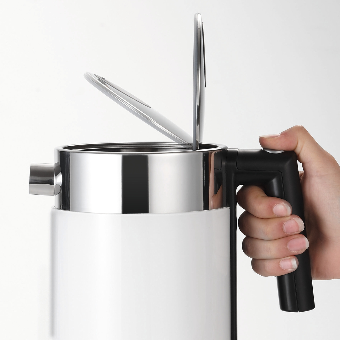Wasserkocher mit offenem Deckel, der von einer Hand gehalten wird, Nahaufnahme