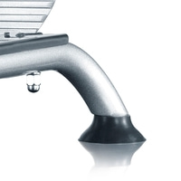 Detailaufnahme eines silbernen Metallfußes mit schwarzem Gummifuß und Schraube