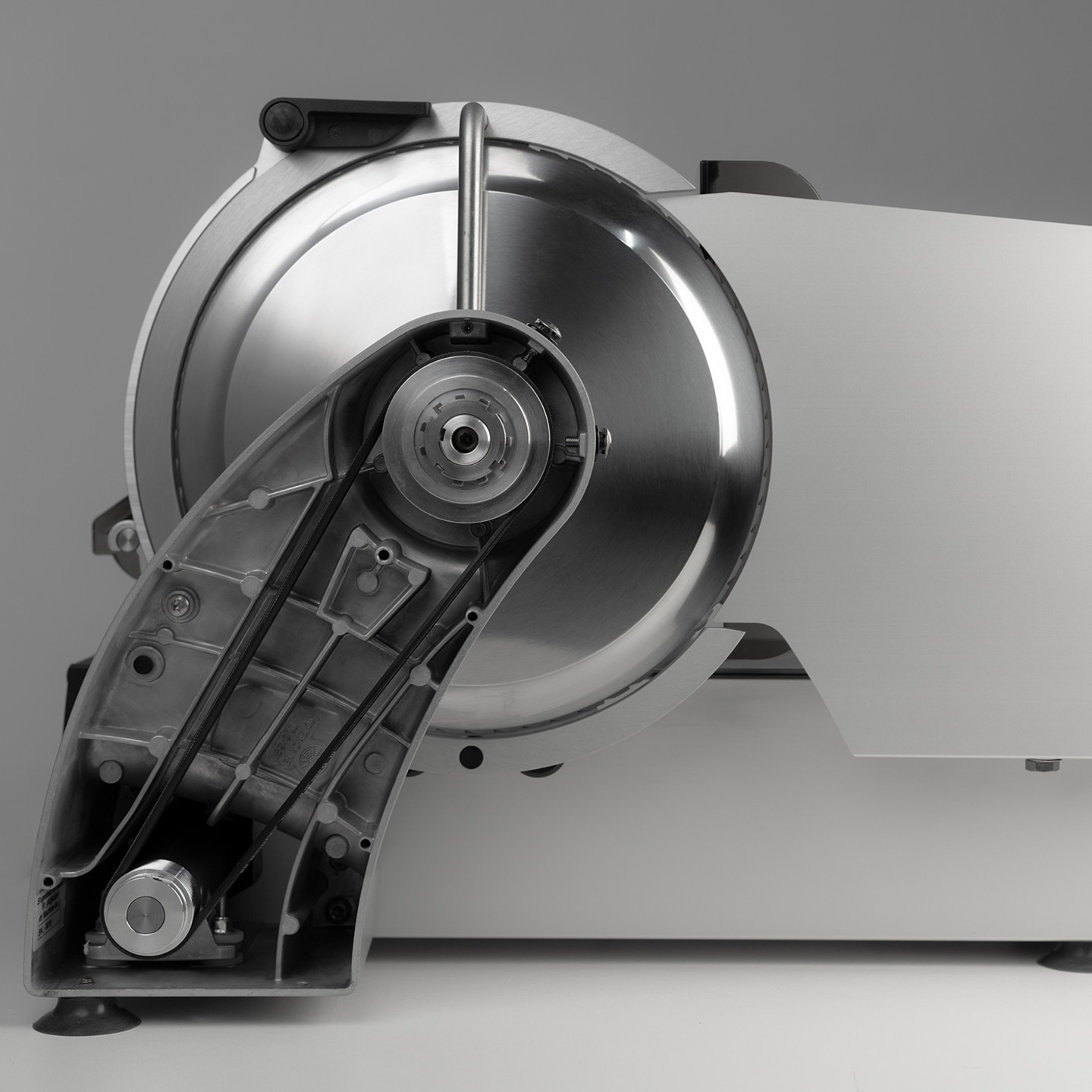 Nahaufnahme einer Fleischschneidemaschine mit scharfer Klinge und Riemenantrieb