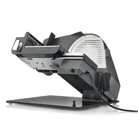 Elektrische Aufschnittmaschine, schwarz, schräg, mit Kabel und Basis, isoliert