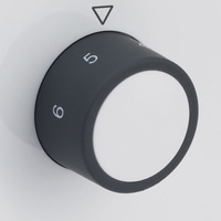 Drehknopf mit Zahlen 5 und 6, weißer Hintergrund, schwarzer Knopf, Dreieck