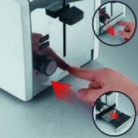 Ein Toaster wird bedient, der Bräunungsgrad wird eingestellt und die Schublade wird geöffnet.