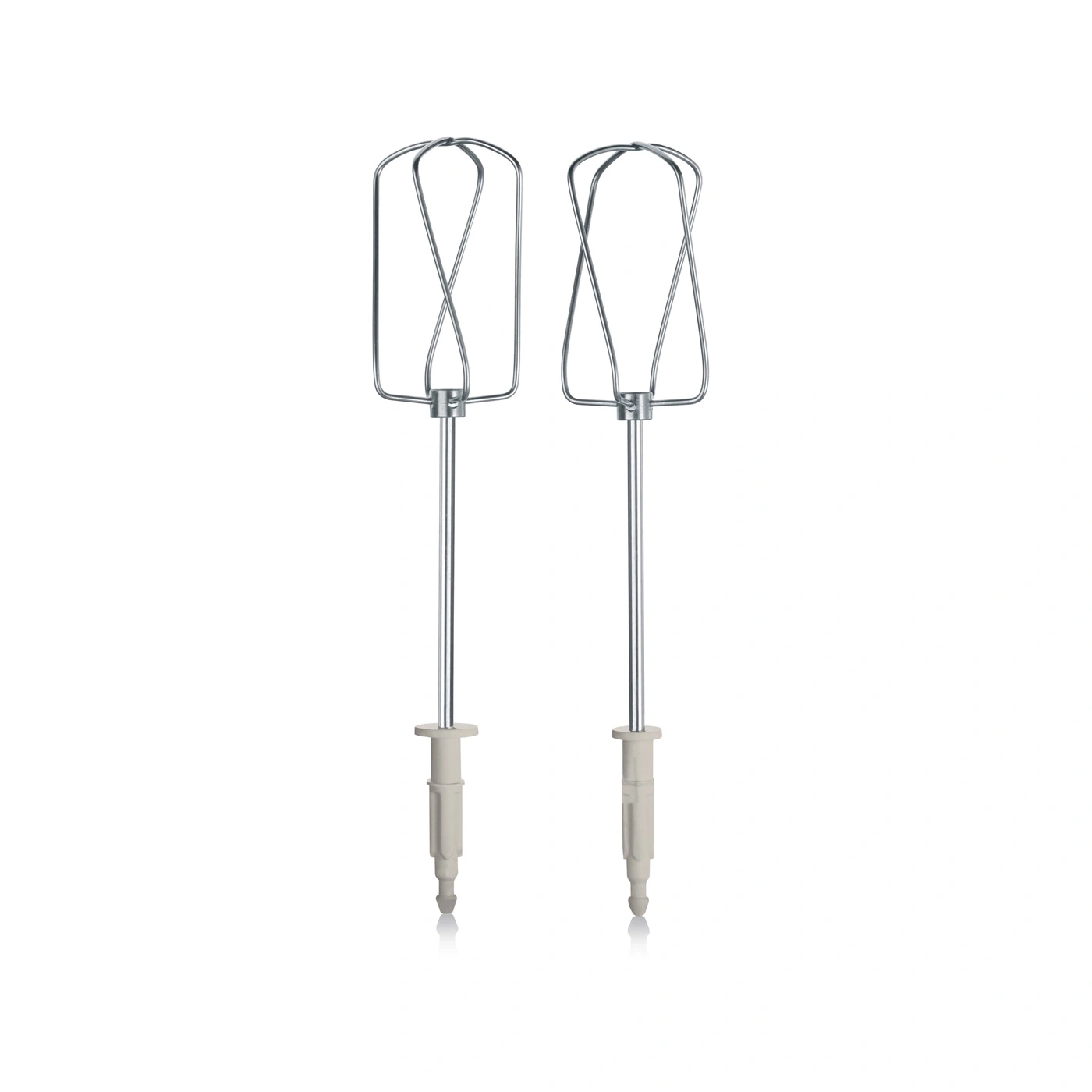 Zwei Schneebesen für einen Handmixer, isoliert auf weißem Hintergrund