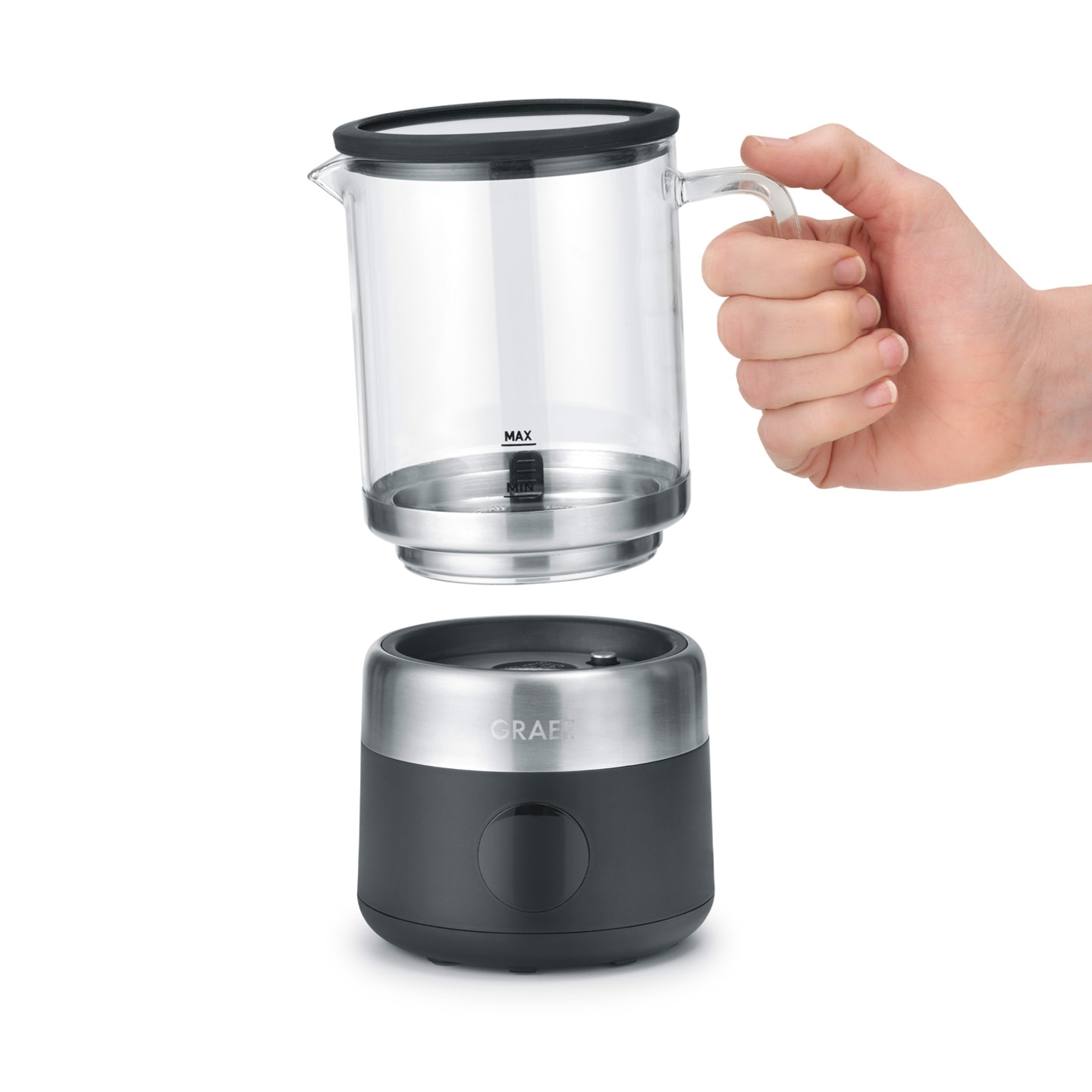 Kaffeemaschine mit Glaskanne und Hand, die sie hält, auf weißem Hintergrund