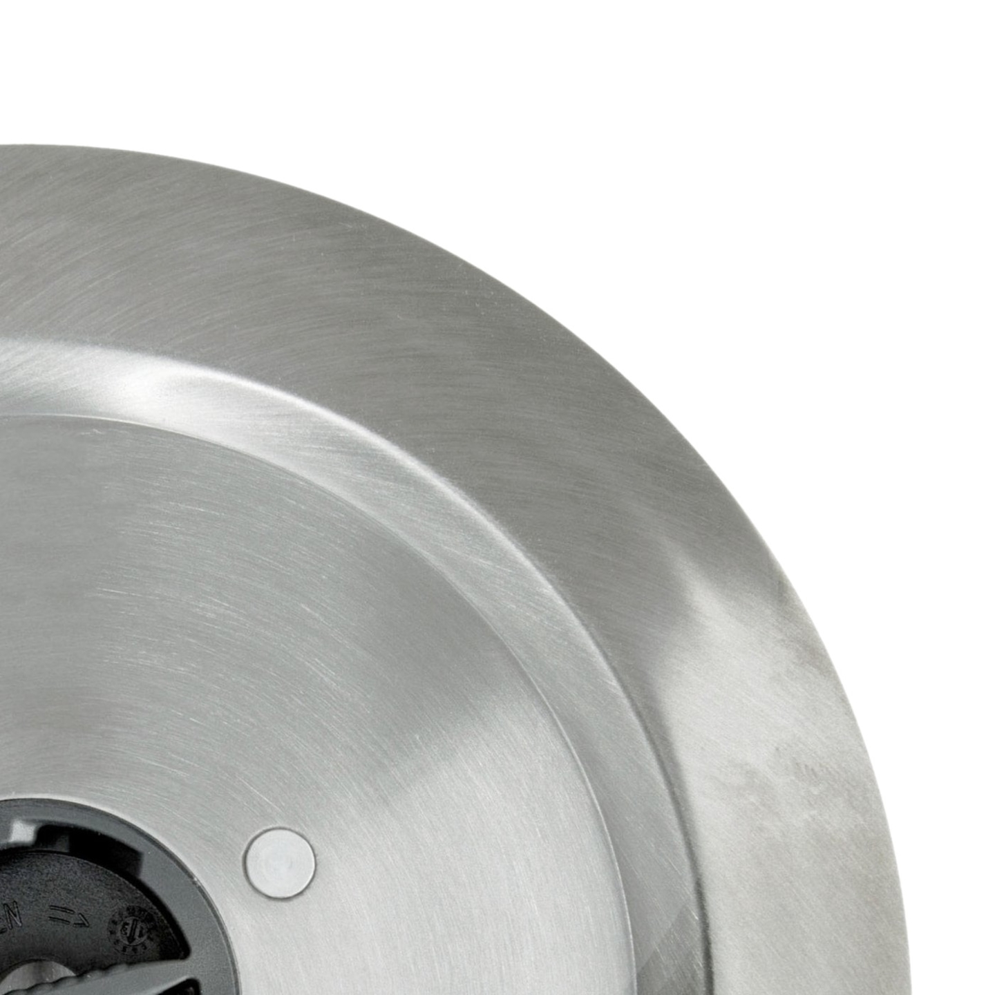 Nahaufnahme einer silbernen Metallplatte mit einem Loch und einem schwarzen Teil.