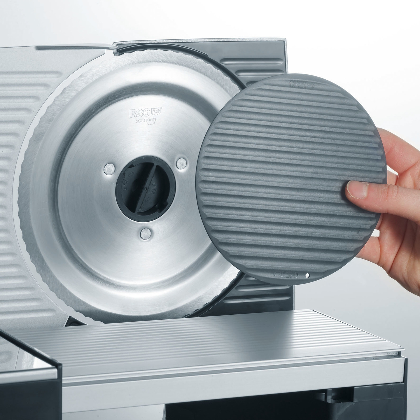 Nahaufnahme eines Fleischschneiders mit Schutzabdeckung und Klinge aus Edelstahl