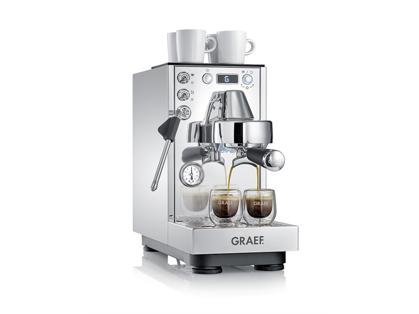 Eine glänzende Chrom-Espressomaschine mit zwei Tassen Kaffee und zwei Tassen auf der Oberseite.