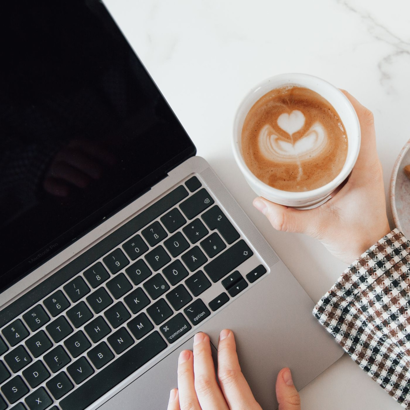 Laptop mit Kaffee, Hände, Arbeitsplatz, Kaffeetasse, Computer, Arbeit, Büro, Bildschirm, Tastatur, Kaffeekunst