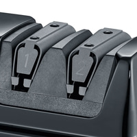 Schwarzer Messerschärfer mit zwei Schlitzen, beschriftet mit 1 und 2.