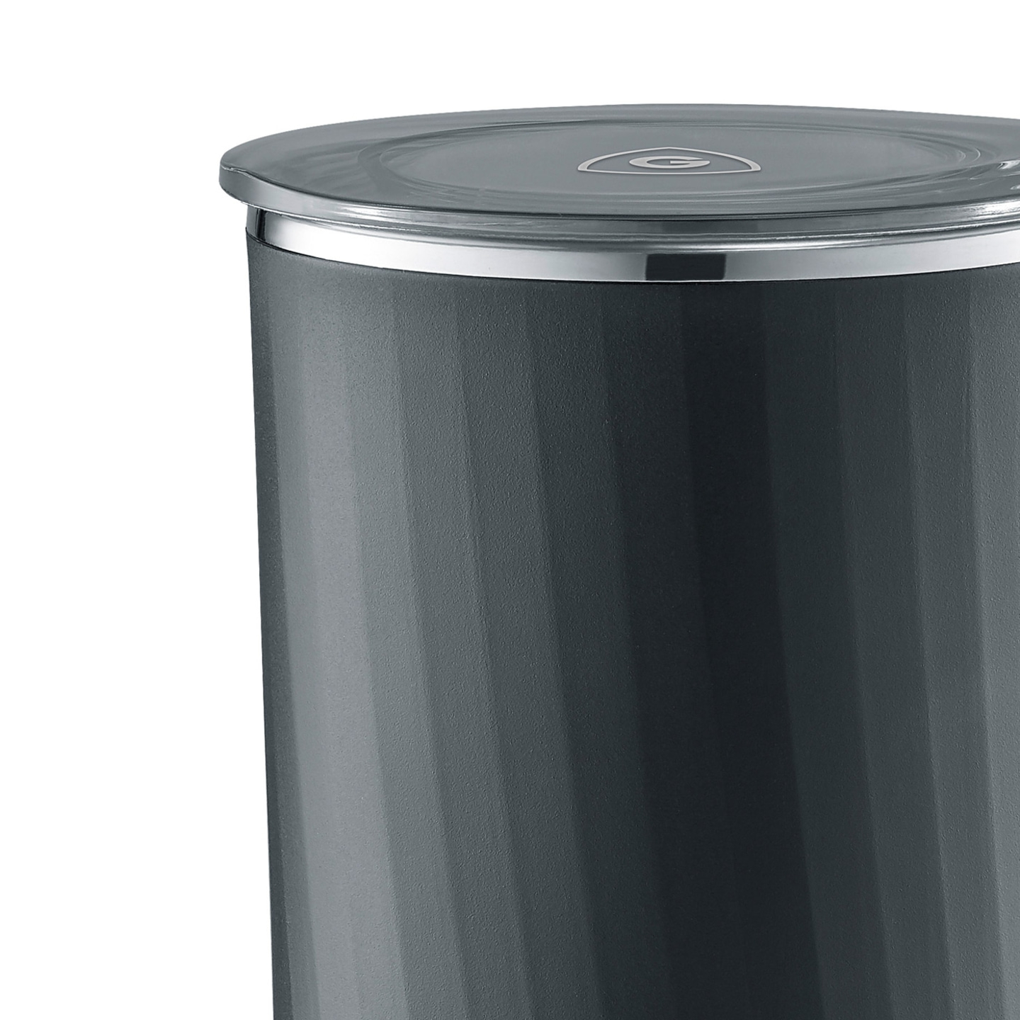 Grauer Mülleimer mit Deckel und silbernem Rand, Nahaufnahme, Detailaufnahme