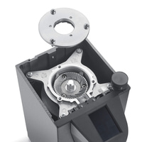 Kaffeemühle, zerlegt, Mahlwerk, Metall, Schrauben, Display, Knopf, Detailaufnahme.