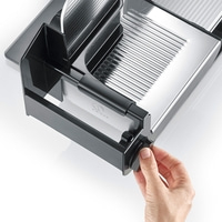 Nahaufnahme eines schwarzen Fleischschneiders mit einer Hand, die einen Knopf dreht