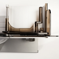 Nahaufnahme eines Fleischschneiders mit transparenten Kunststoffteilen und einem Drehknopf.