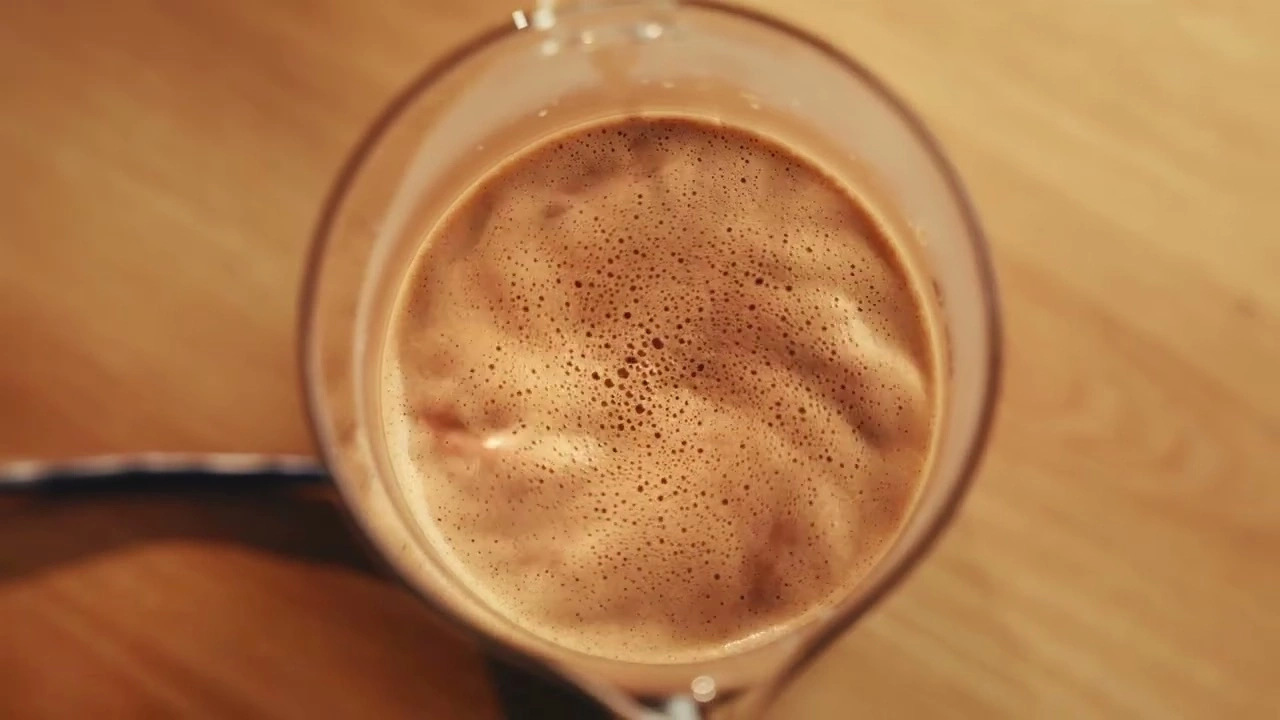 Kaffee in einem Glas, von oben gesehen, auf einem Holztisch