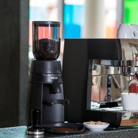 Kaffeemaschine mit Kaffeemühle und Zubehör, Kaffeebohnen und Espresso