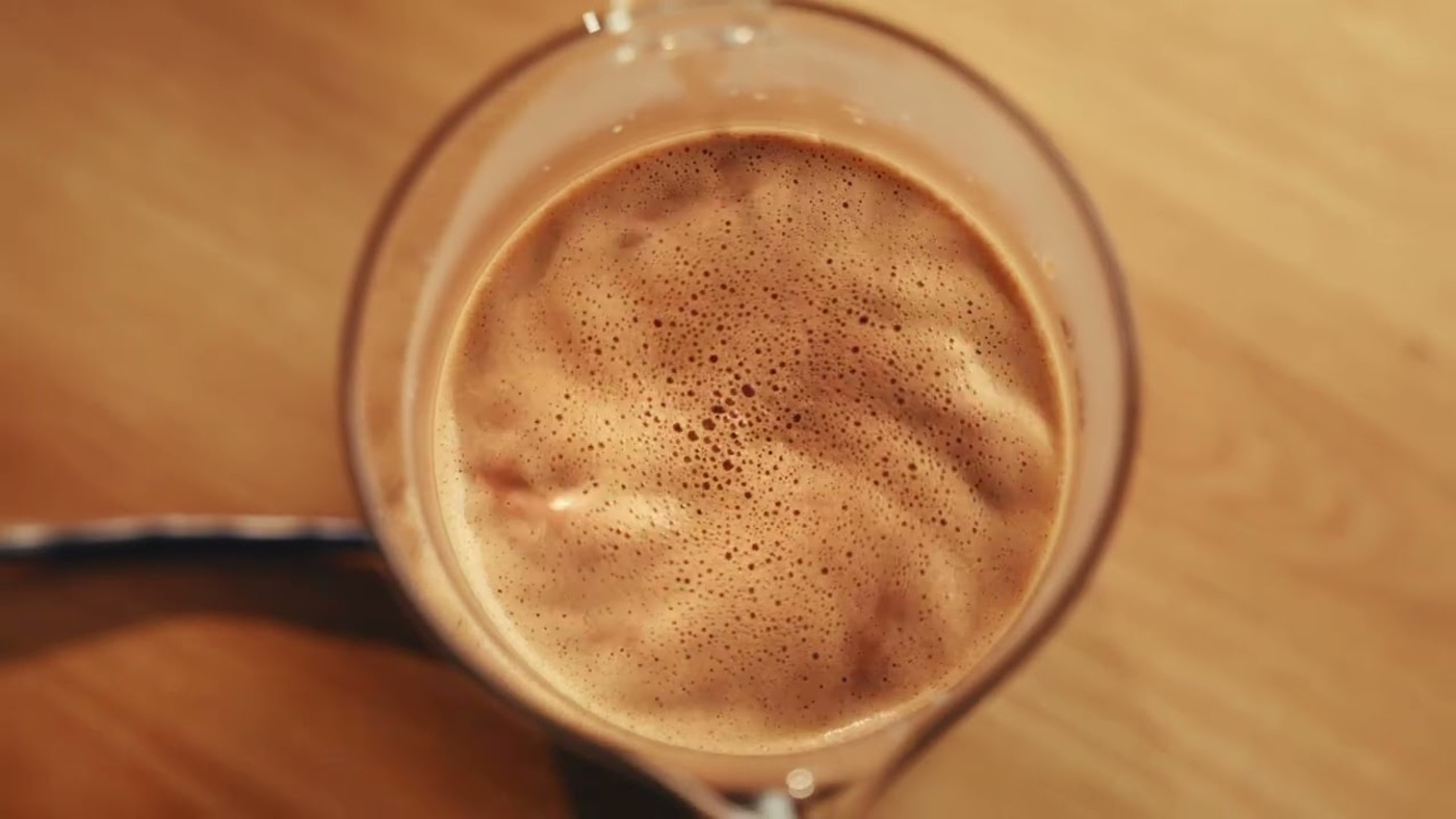 Kaffee in einem Glas, von oben gesehen, auf einem Holztisch
