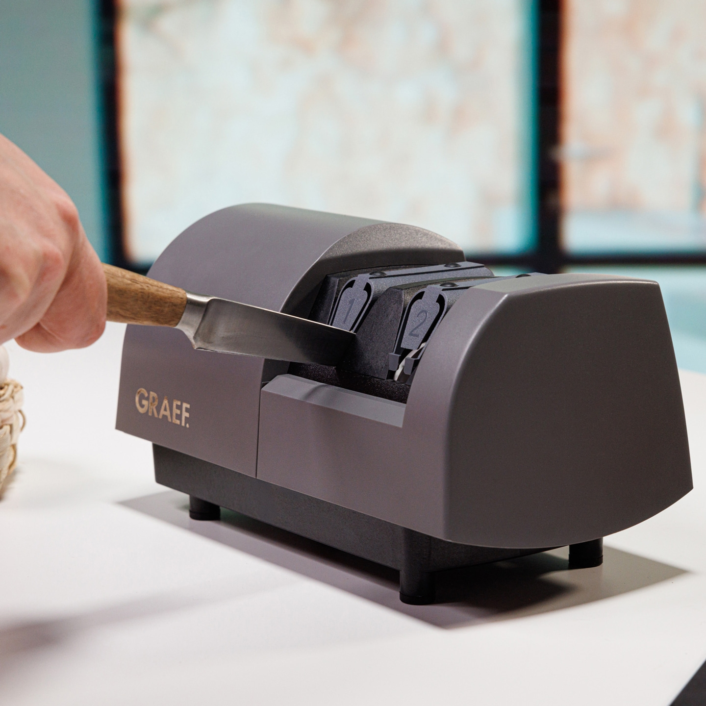 Graef Messerschärfer, Messer, Hand, Schärfen, Küche, Werkzeug, grau, Holzgriff, Detail