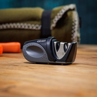 Graef Messerschärfer auf Holzoberfläche mit grünem Hintergrund und Zubehör