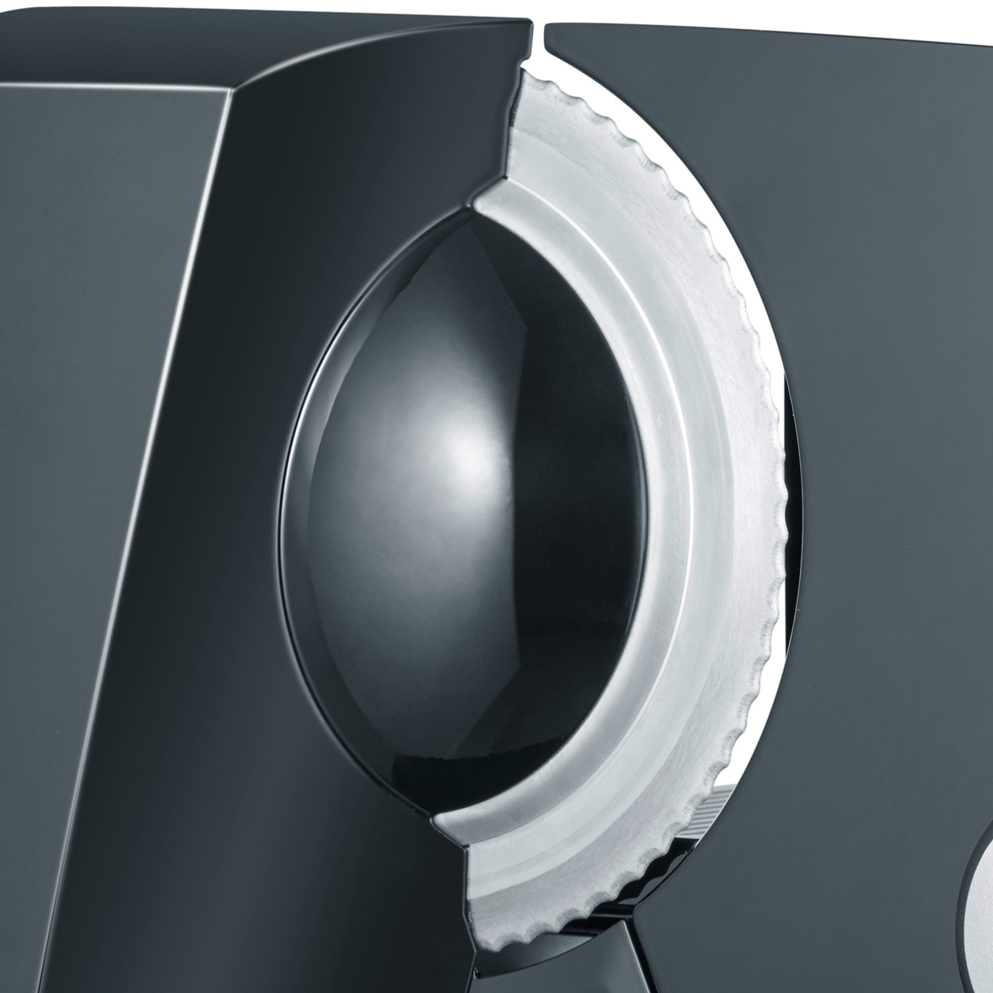 Nahaufnahme eines grauen Fleischschneiders mit gezahnter Klinge und glatter Oberfläche.