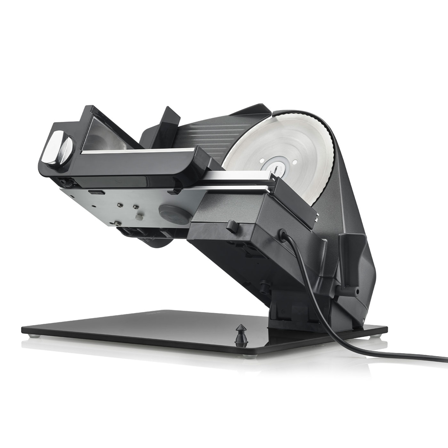 Elektrische Aufschnittmaschine, schwarz, mit scharfer Klinge, für Lebensmittel.