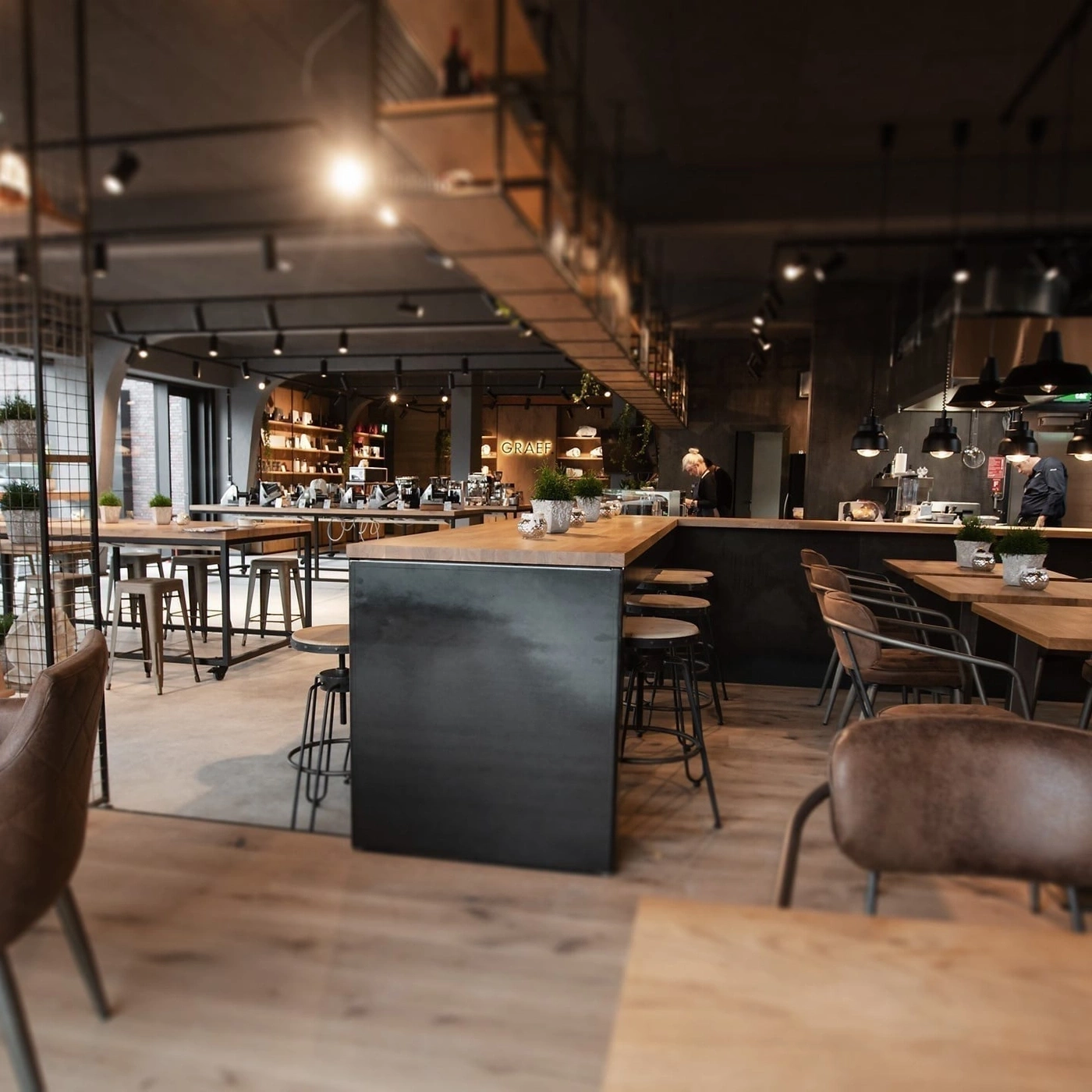 Innenraum eines Cafés mit Tischen, Stühlen und Bar, modern und stilvoll