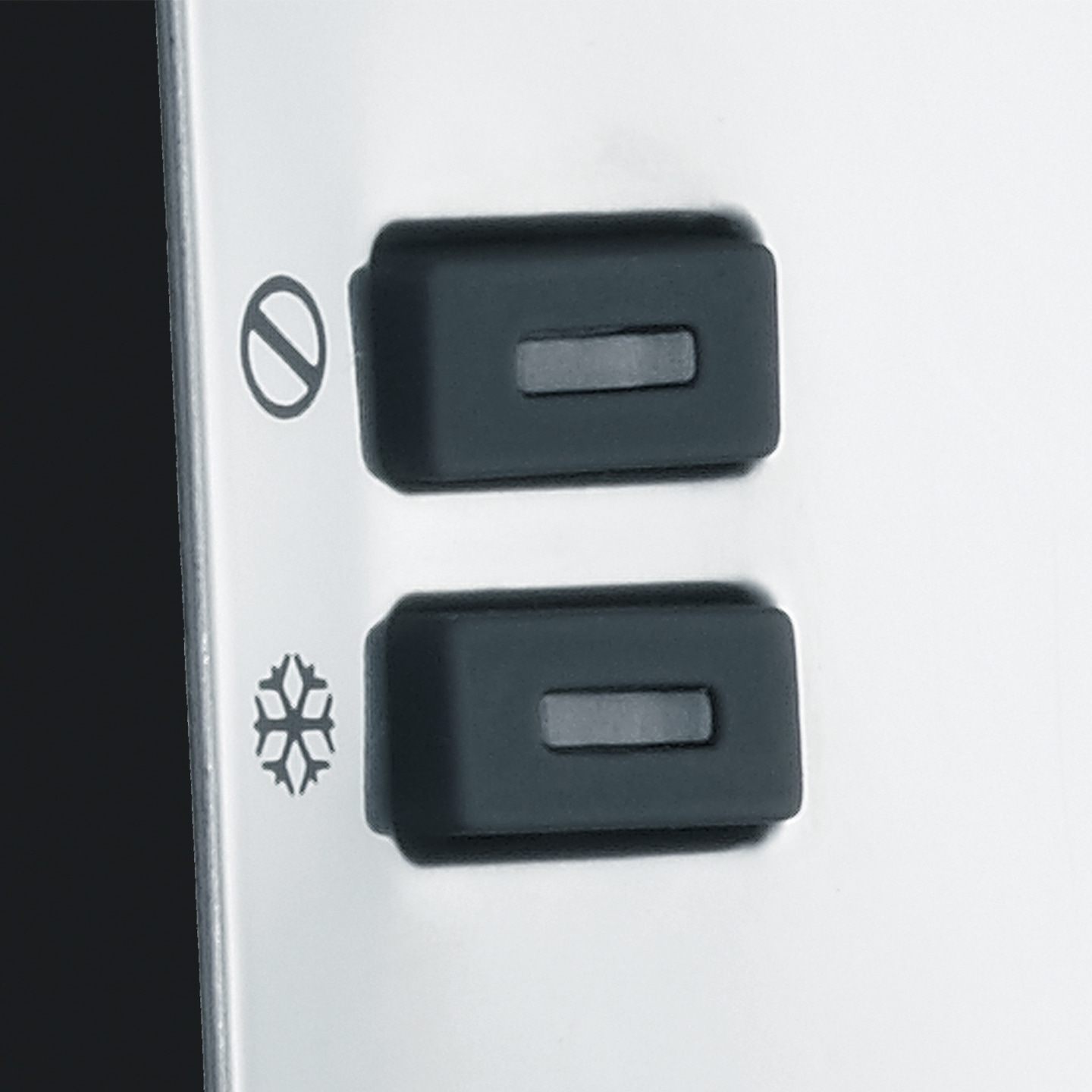 Knöpfe mit Symbolen, Verbotszeichen und Schneeflocke, auf weißem Hintergrund