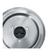 Nahaufnahme einer runden, gezahnten Metallklinge mit schwarzem Mittelteil und Schrauben.