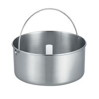 Metall-Backform mit Griff und Mittelrohr für Kuchen, isoliert