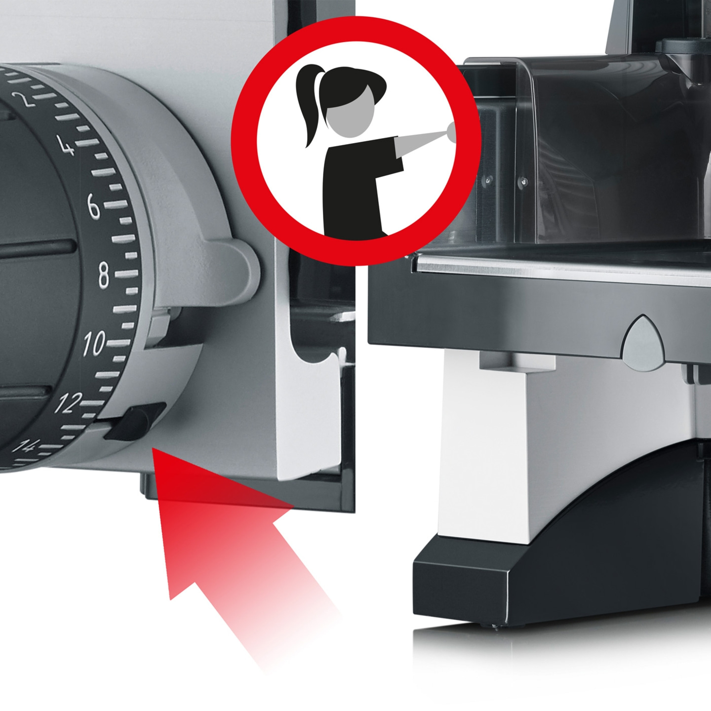 Warnschild mit Person, die sich von der Maschine fernhalten soll, roter Pfeil