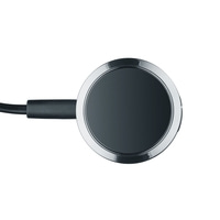 Runde, schwarze Scheibe mit silbernem Rand und Kabel, isoliert auf Weiß.