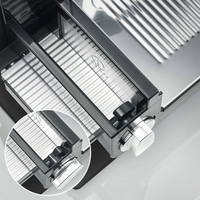 Nahaufnahme eines silbernen Fleischschneiders mit Knöpfen und Details