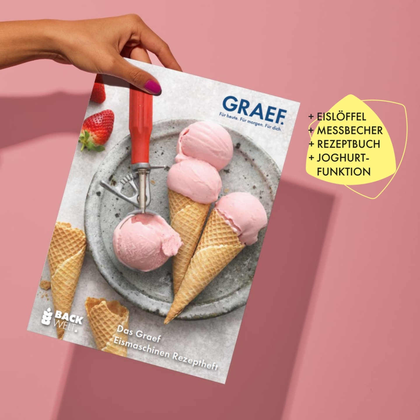 Eiscreme-Magazin mit Eiscreme, Eisportionierer und Eiswaffeln auf rosa Hintergrund