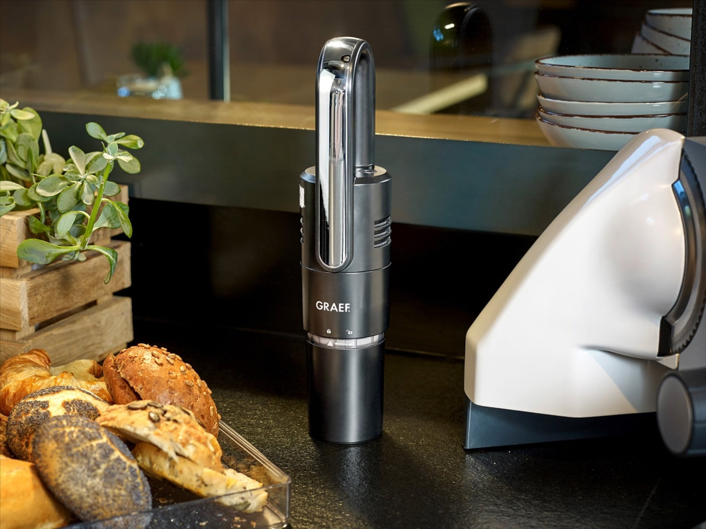 Graef-Gerät, Brot, Gebäck, Pflanzen, Schalen, schwarzer Hintergrund, Küche, Nahaufnahme