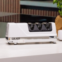 Weißer elektrischer Messerschärfer mit den Zahlen 1, 2 und 3.