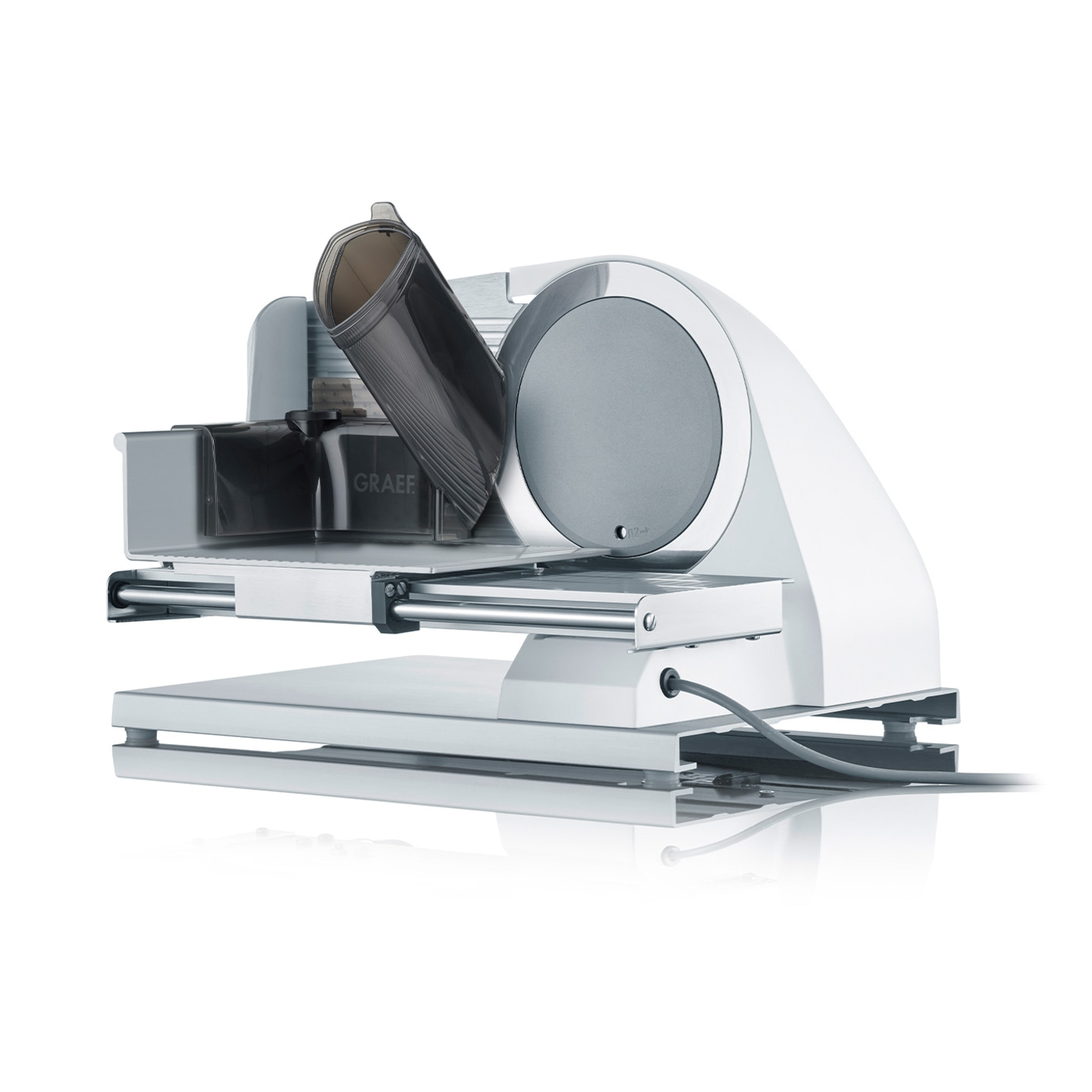 Elektrische Aufschnittmaschine, weiß, mit grauem Zubehör, isoliert auf weißem Hintergrund