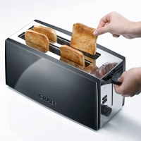 Toaster mit Toastbrot. Person entnimmt Toast. Schwarzes Gehäuse, silberne Elemente.