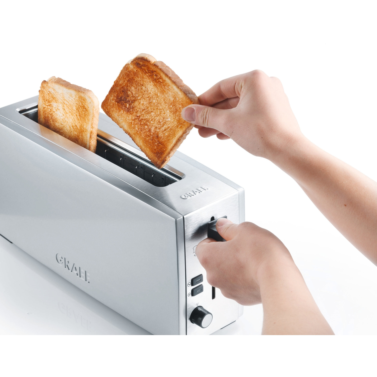 Ein Toaster mit zwei Toastscheiben, die aus dem Toaster herausgenommen werden.