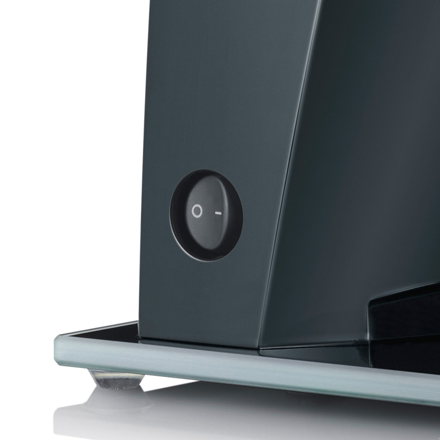 Schwarzer Apparat mit Ein-Aus-Schalter auf Glasplatte, Nahaufnahme, isoliert