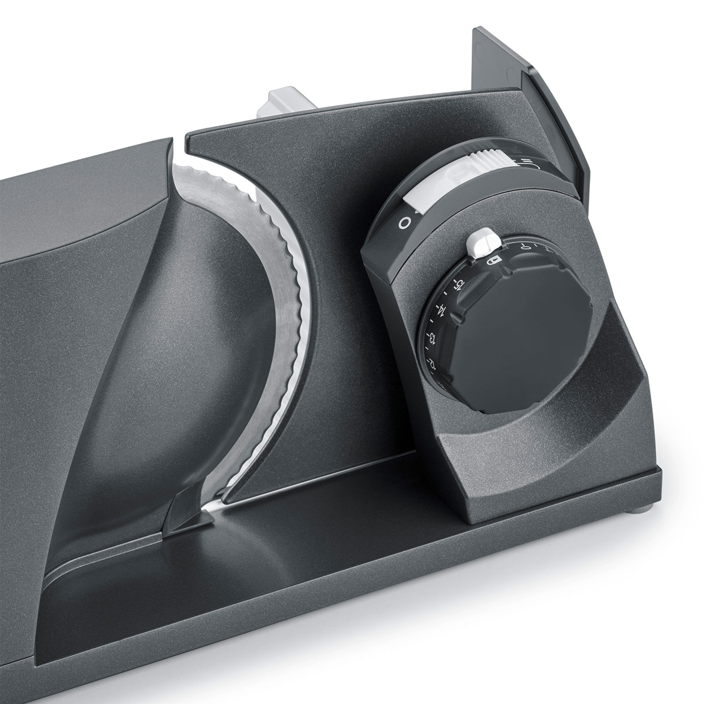 Graue elektrische Aufschnittmaschine mit Einstellrad und Klinge für Lebensmittel.