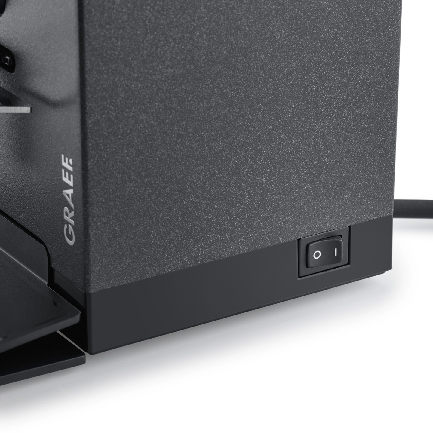 Graef-Gerät mit Ein-/Ausschalter. Schwarzes Gehäuse, Textur, Detailaufnahme, Nahaufnahme.