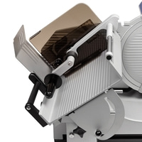 Nahaufnahme eines silbernen Fleischschneiders mit Schutzvorrichtungen und Griffen