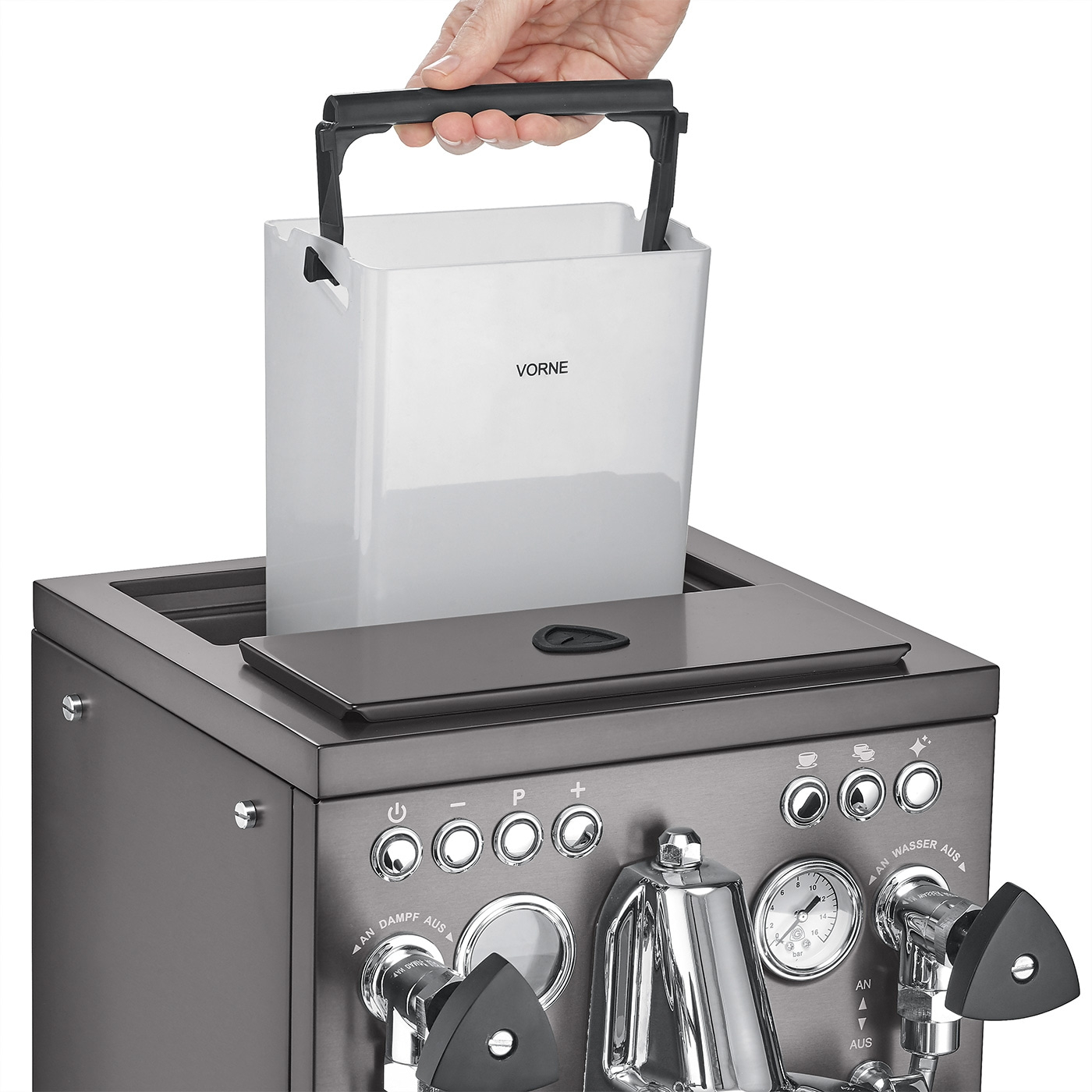 Person hebt Wassertank aus einer Kaffeemaschine heraus, Nahaufnahme.