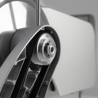 Nahaufnahme eines mechanischen Geräts mit Riemen und Zahnrädern, grau