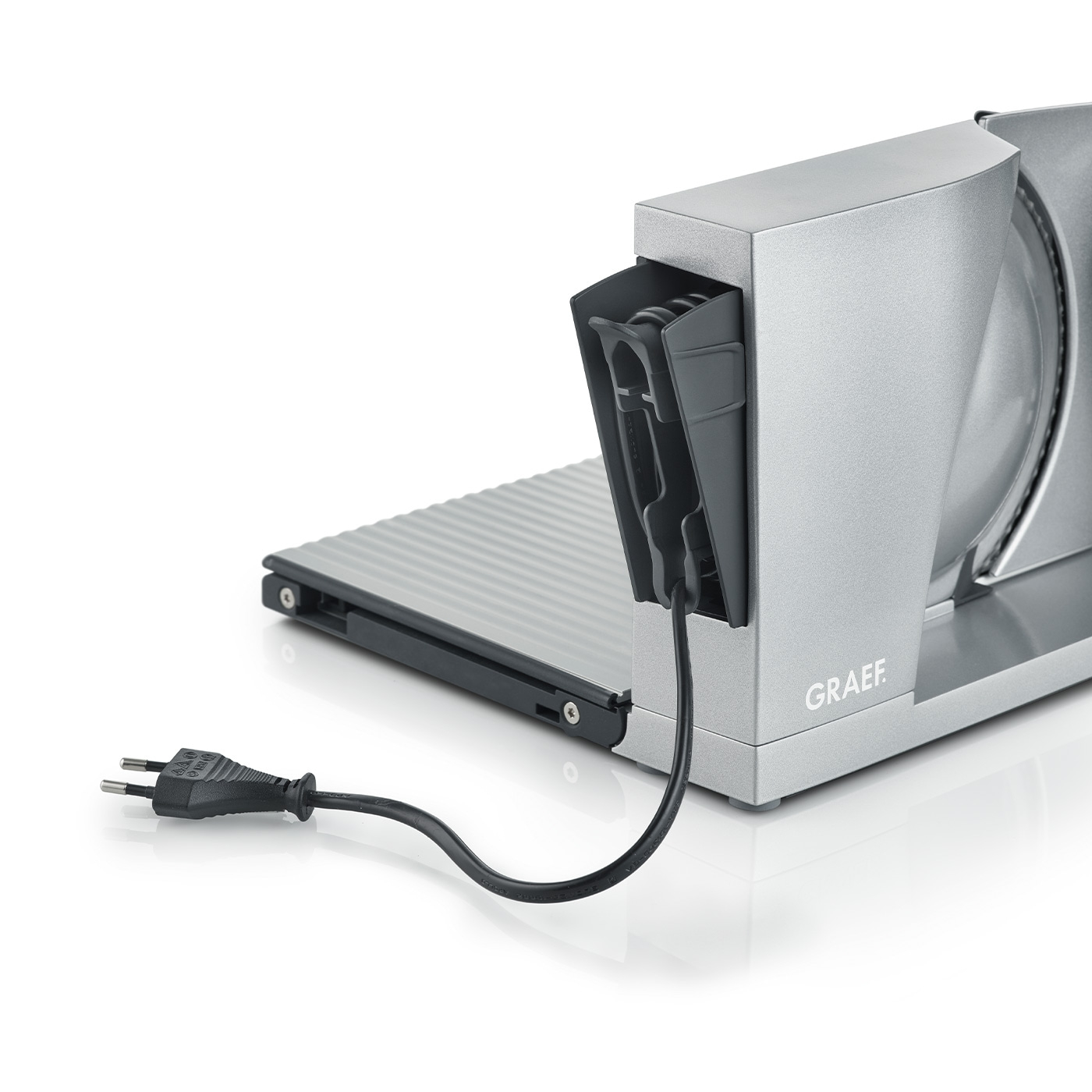 Graef-Allesschneider mit Netzkabel und Stecker auf weißem Hintergrund