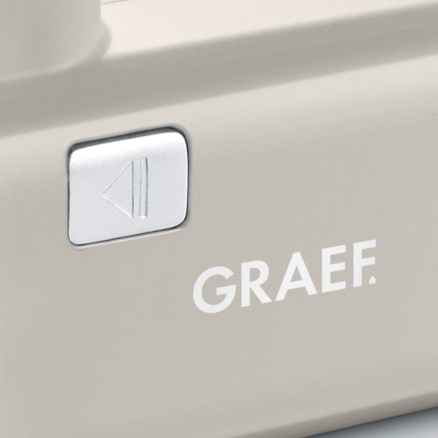 Graef-Gerät mit Play-Taste und Logo. Beige Farbe, Detailaufnahme.